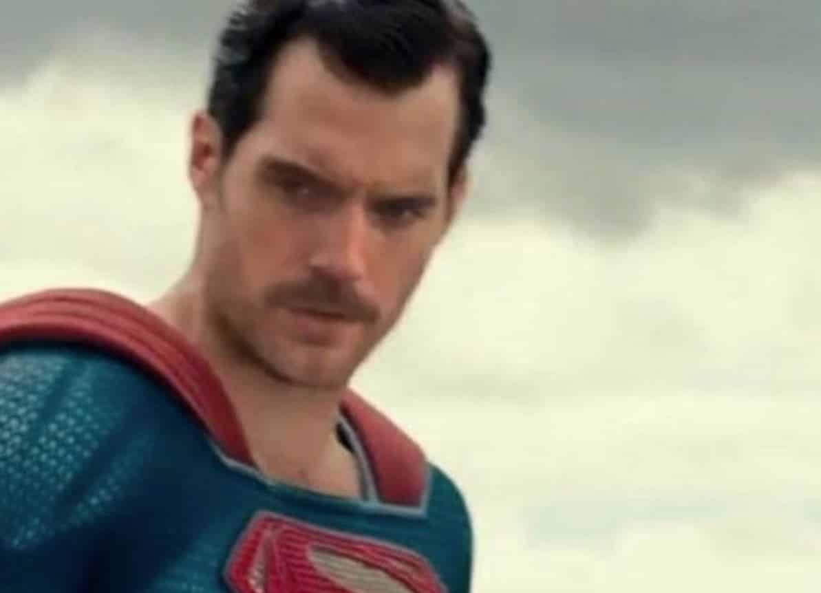 Imagem vazada de Henry Cavill durante refilmagens de Liga da Justiça (2017) com bigode